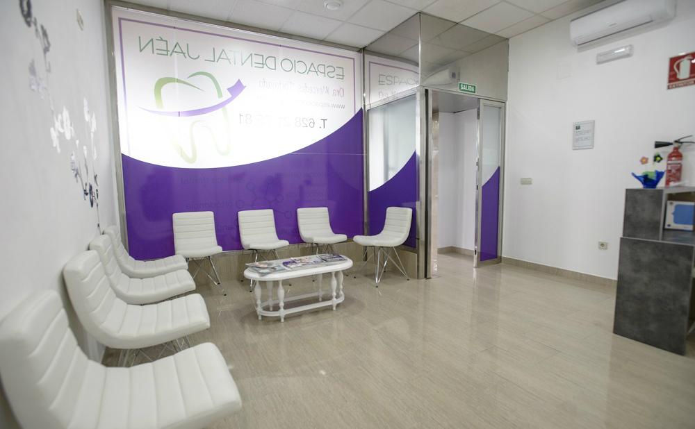 Sala de Espera y Entrada de Espacio Dental Jaén